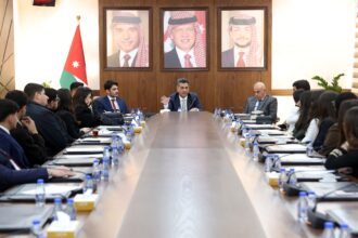 الخصاونة يلتقي وفدًا من طلبة حقوق الأردنية ويناقش دور الشباب في الحياة العامة