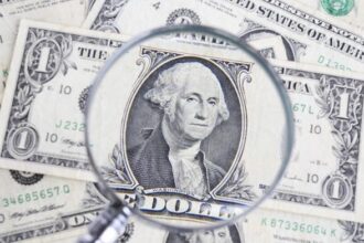 العجز التجاري الأمريكي يلامس عتبة تريليون دولار في 2025