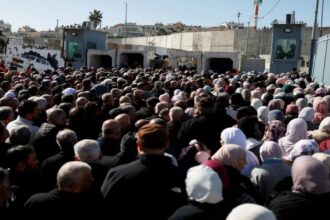 قيود مشددة واحتجاز مسعفين يحرم آلاف المصلين من صلاة الجمعة الأولى بالأقصى