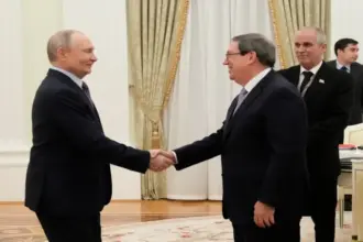 بوتين يلتقي وزير خارجية كوبا في الكرملين ويؤكد موقف موسكو ضد الحصار البحري