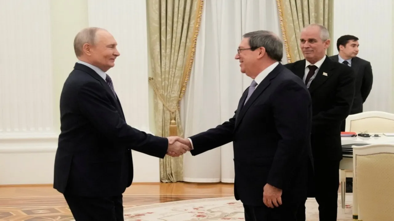 بوتين يلتقي وزير خارجية كوبا في الكرملين ويؤكد موقف موسكو ضد الحصار البحري