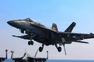 سنتكوم تنشر صورًا لمقاتلات F/A-18 سوبر هورنت على متن حاملة الطائرات أبراهام لينكولن