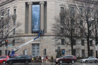 لافتة عملاقة لترامب على مقر "العدل" الأمريكية تثير الجدل