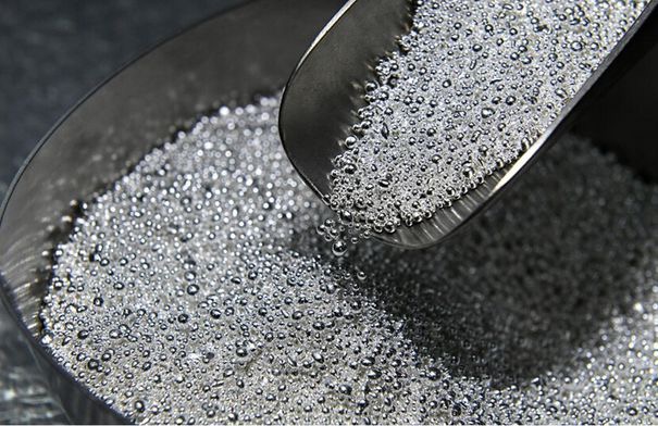 الفضة تكسر حاجز الـ 81 دولاراً.. قفزة "بيضاء" تعيد المعدن إلى قمة المشهد في 2026