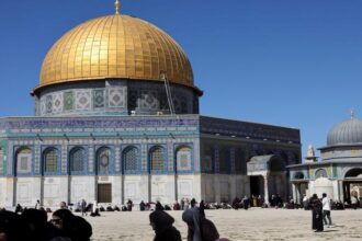 80 ألفاً يتحدون القيود.. "الأقصى" يصدح بالتكبير في الجمعة الأولى من رمضان رغم الحصار