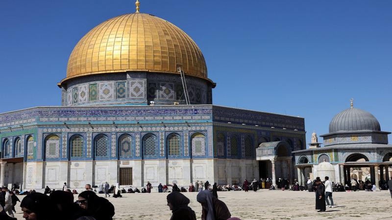 صورة حول : 80 ألفاً يتحدون القيود.. "الأقصى" يصدح بالتكبير في الجمعة الأولى من رمضان رغم الحصار 80 ألفاً يتحدون القيود.. "الأقصى" يصدح بالتكبير في الجمعة الأولى من رمضان رغم الحصار