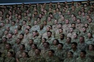 واشنطن تُجلي مئات الجنود من قطر والبحرين وتتحصن دفاعياً بوجه طهران