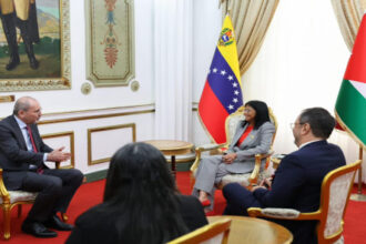 الصفدي يبحث في فنزويلا تعزيز العلاقات وتطوير قطاعات الطاقة والاستثمار