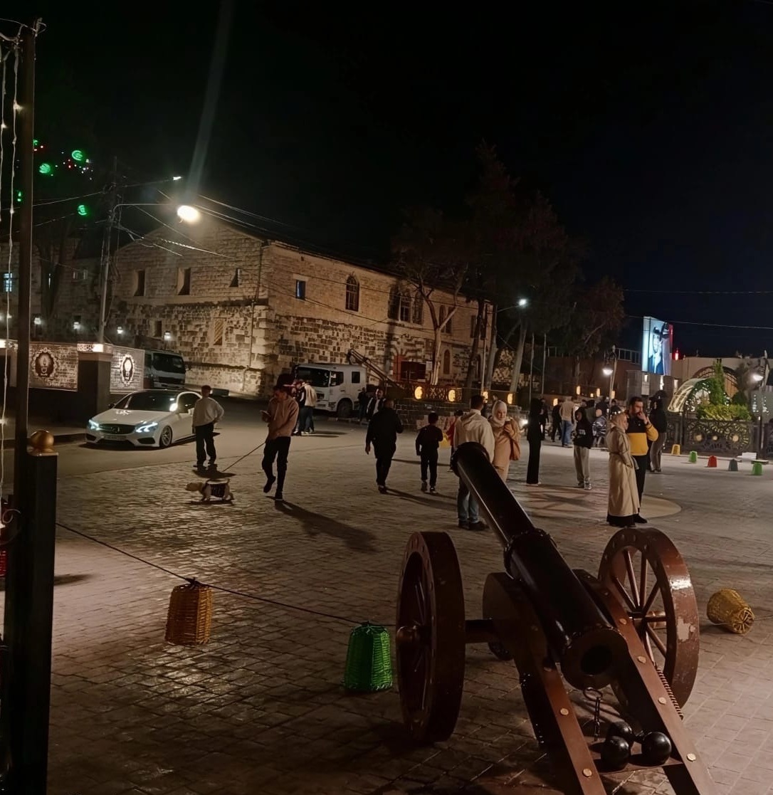 تل إربد التاريخي يتلألأ بأنوار وزينة رمضان ويستعيد مكانته التراثية