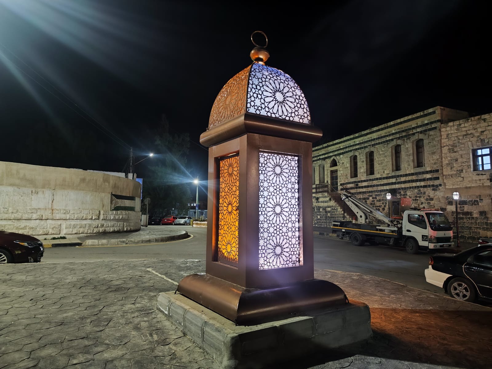 تل إربد التاريخي يتلألأ بأنوار وزينة رمضان ويستعيد مكانته التراثية