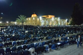 نحو 100 ألف مصل يؤدون صلاتي العشاء والتراويح في المسجد الأقصى خلال الجمعة الأولى من رمضان