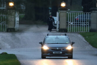 الإفراج عن الأمير أندرو بعد توقيفه على ذمة التحقيق بسوء السلوك الرسمي