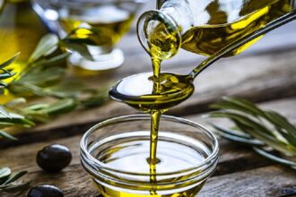 وصول كميات جديدة من زيت الزيتون التونسي إلى المؤسسة الاستهلاكية