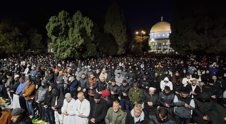 صورة حول : 100 ألف مصل يؤدون صلاة التراويح في المسجد الأقصى رغم القيود الإسرائيلية 100 ألف مصل يؤدون صلاة التراويح في المسجد الأقصى رغم القيود الإسرائيلية