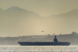 "جيرالد فورد" تقترب من رقم قياسي في الانتشار.. وإنهاك البحارة يصطدم بـ"كابوس" المواجهة مع إيران