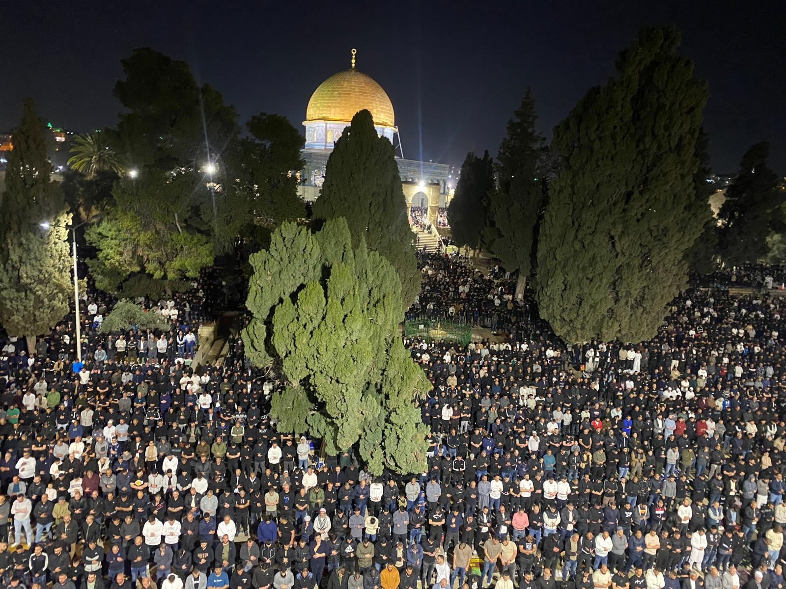 صورة حول : 60 ألف مصلٍ يؤدون العشاء والتراويح في المسجد الأقصى رغم القيود الإسرائيلية 60 ألف مصلٍ يؤدون العشاء والتراويح في المسجد الأقصى رغم القيود الإسرائيلية