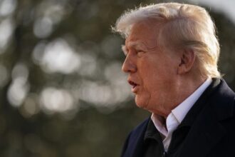 خيار "الرأس" على الطاولة: ترامب يلوح بإسقاط القيادة الإيرانية