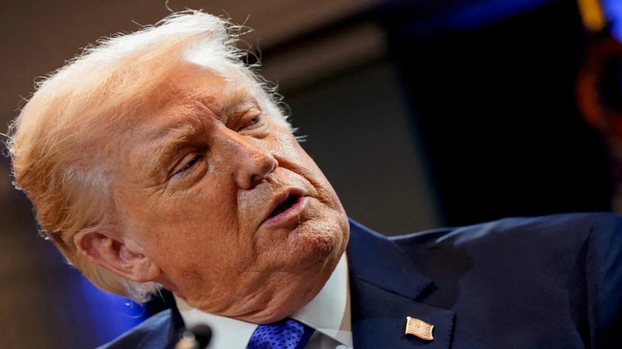 صورة حول : ترامب يلوح بضربة "تغيير النظام" وبزشكيان يرى بصيص أمل ترامب يلوح بضربة "تغيير النظام" وبزشكيان يرى بصيص أمل