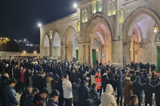 غم تشديد القيود.. 50 ألف مصلٍ يؤدون العشاء والتراويح في المسجد الأقصى المبارك