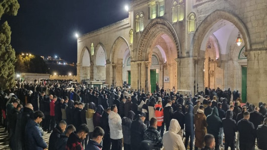 صورة حول : غم تشديد القيود.. 50 ألف مصلٍ يؤدون العشاء والتراويح في المسجد الأقصى المبارك غم تشديد القيود.. 50 ألف مصلٍ يؤدون العشاء والتراويح في المسجد الأقصى المبارك