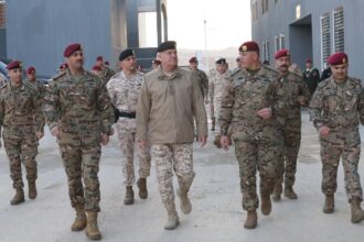 اللواء الركن يوسف الحنيطي يزور كتيبة الصاعقة والمظليين ويشاركهم الإفطار الرمضاني