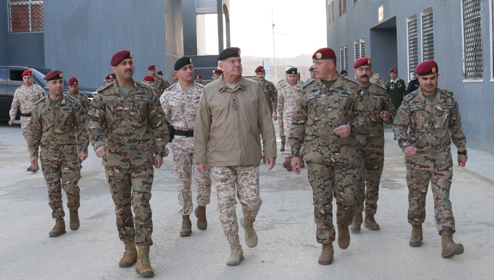 اللواء الركن يوسف الحنيطي يزور كتيبة الصاعقة والمظليين ويشاركهم الإفطار الرمضاني