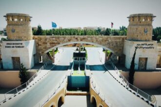 جامعة العلوم والتكنولوجيا تعرض تخصصاتها للثانوية العامة في المعرض الطلابي