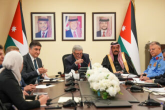 القطامين يبحث مخالفات السير وتطوير قطاع الشاحنات في اجتماع موسع