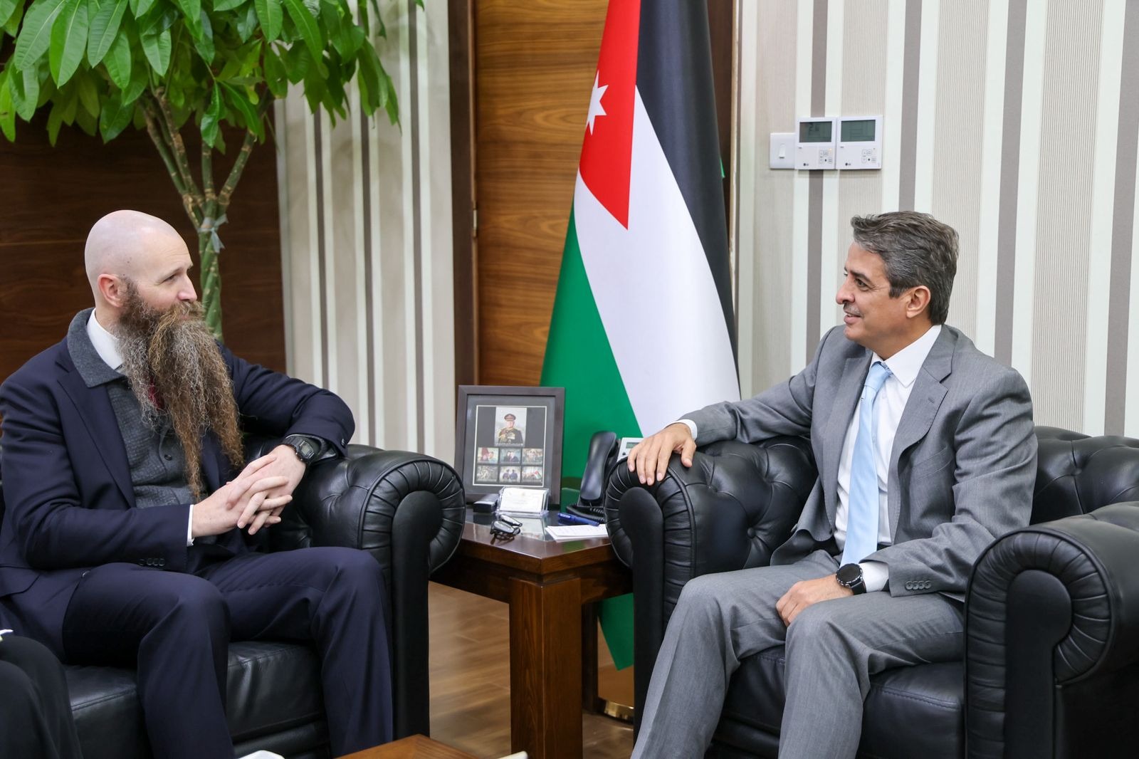 وزير الشباب يلتقي السفير الأميركي لبحث دعم الشباب الأردني