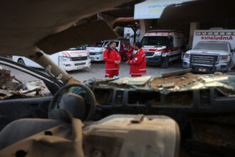 من تحت الركام… كتب تاريخية في غزة تنجو من القصف بجهود متطوعين