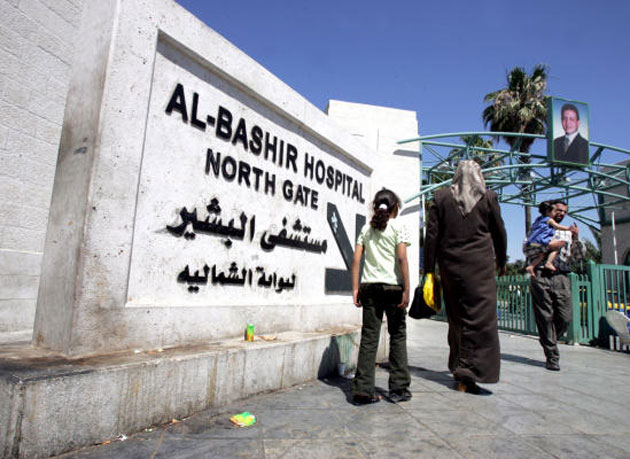 "البشير" يداوي جراح طفل وقصة صمود إنسانية تتصدر المشهد