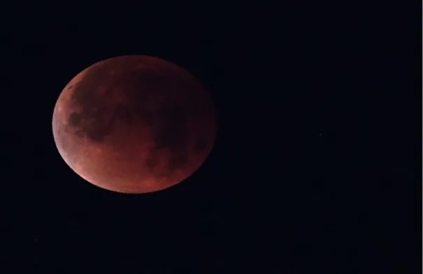 صورة حول : خسوف كلي للقمر الثلاثاء… “القمر الدموي” يزين سماء العالم ويغيب عن الأردن خسوف كلي للقمر الثلاثاء… “القمر الدموي” يزين سماء العالم ويغيب عن الأردن