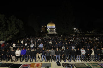 40 ألف مصلٍ يؤدون التراويح بالمسجد الأقصى رغم قيود الاحتلال