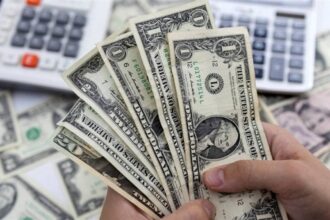 الدولار يكسر سلسلة خسائره ويحقق أول مكسب شهري منذ أكتوبر