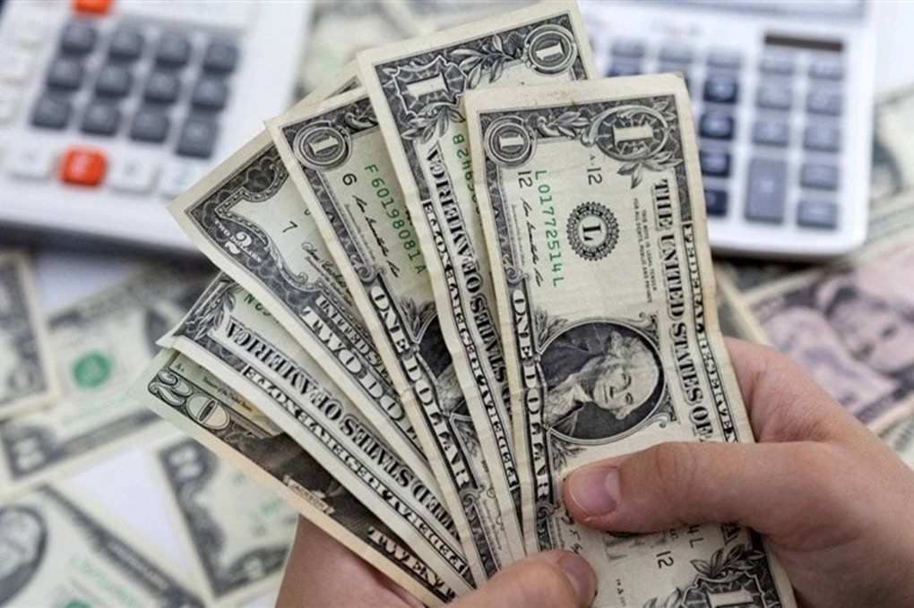 الدولار يكسر سلسلة خسائره ويحقق أول مكسب شهري منذ أكتوبر