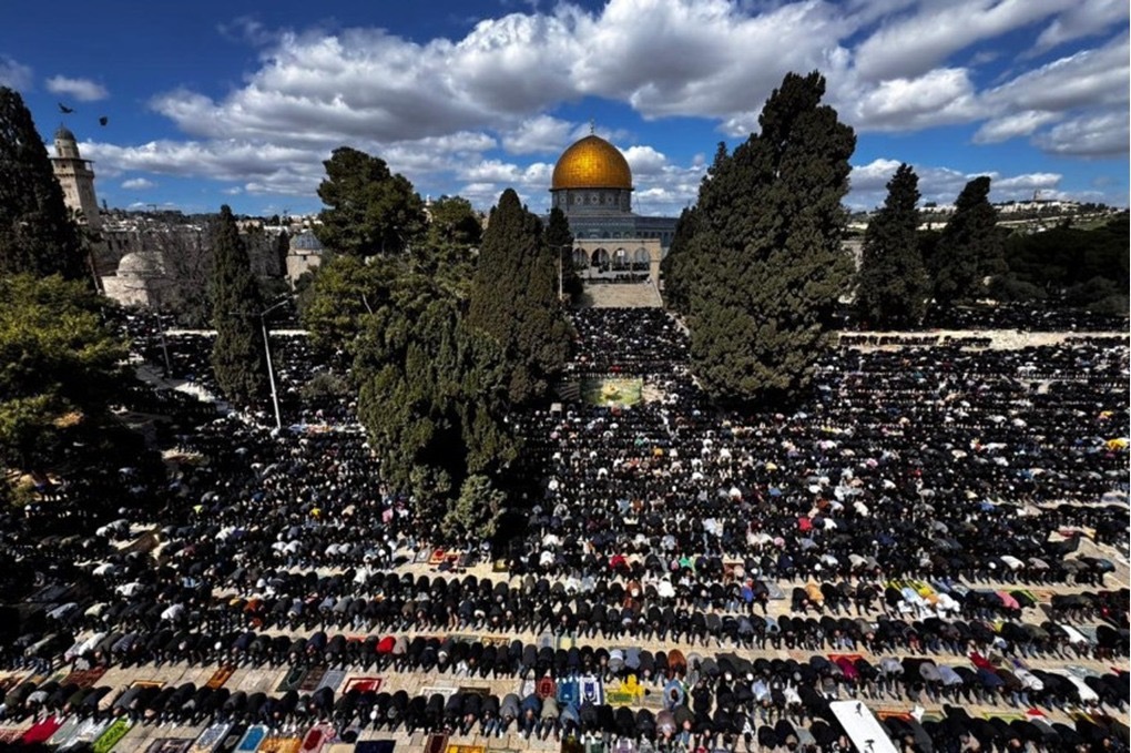 صورة حول : رغم أنف الاحتلال…. 100 ألف مصلٍ بالمسجد الأقصى رغم أنف الاحتلال…. 100 ألف مصلٍ بالمسجد الأقصى