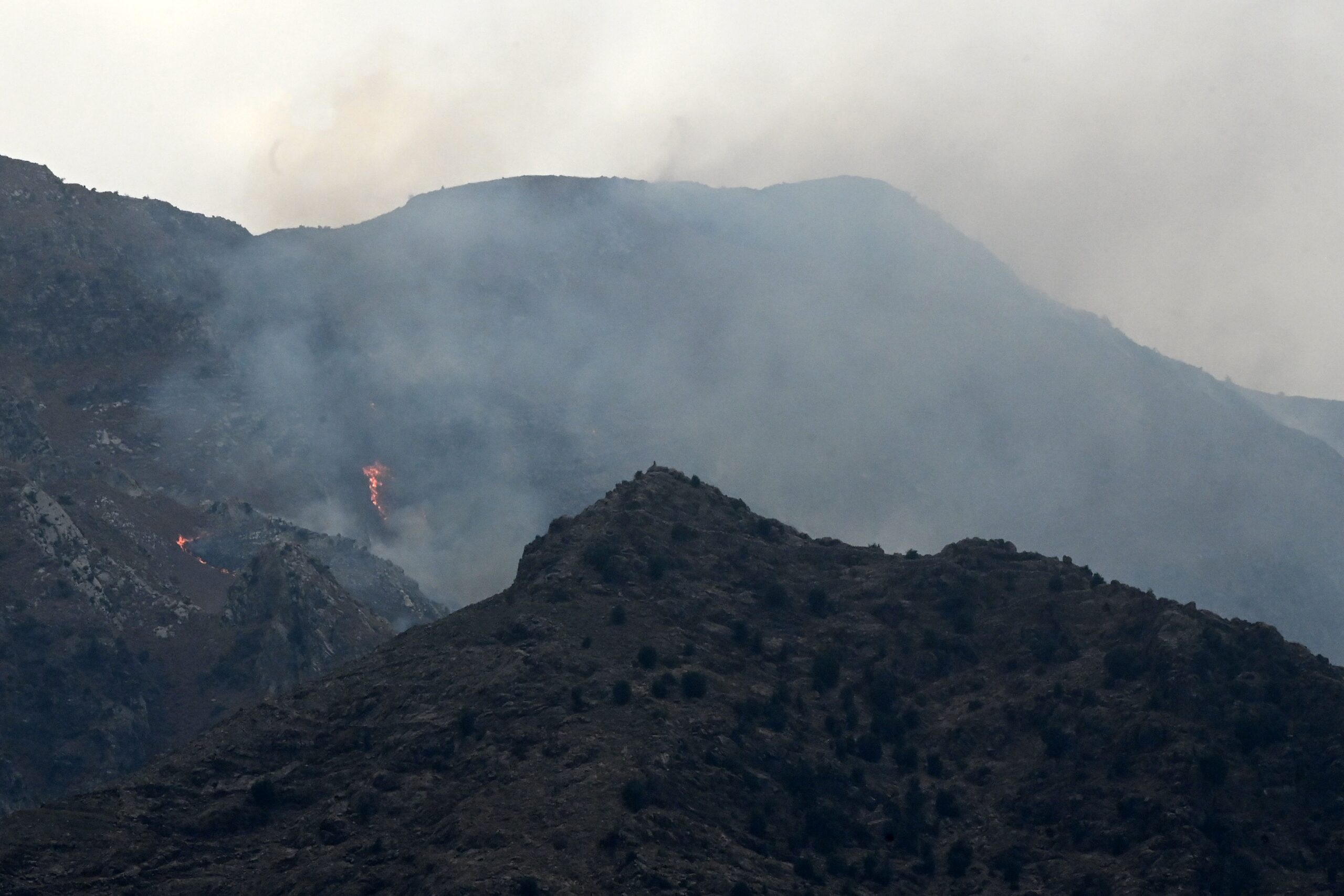 طبول الحرب تقرع.. مواجهات عنيفة بين باكستان وأفغانستان والقتال ينتقل إلى "العمق"