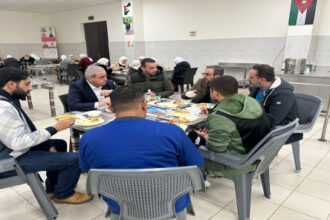 وزير الصحة يتفقد كفتيريا مستشفى البشير ويشارك الكوادر إفطار رمضان