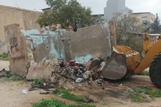 بلدية إربد تزيل بناءً مهجورًا وآيلًا للسقوط في شارع حكما