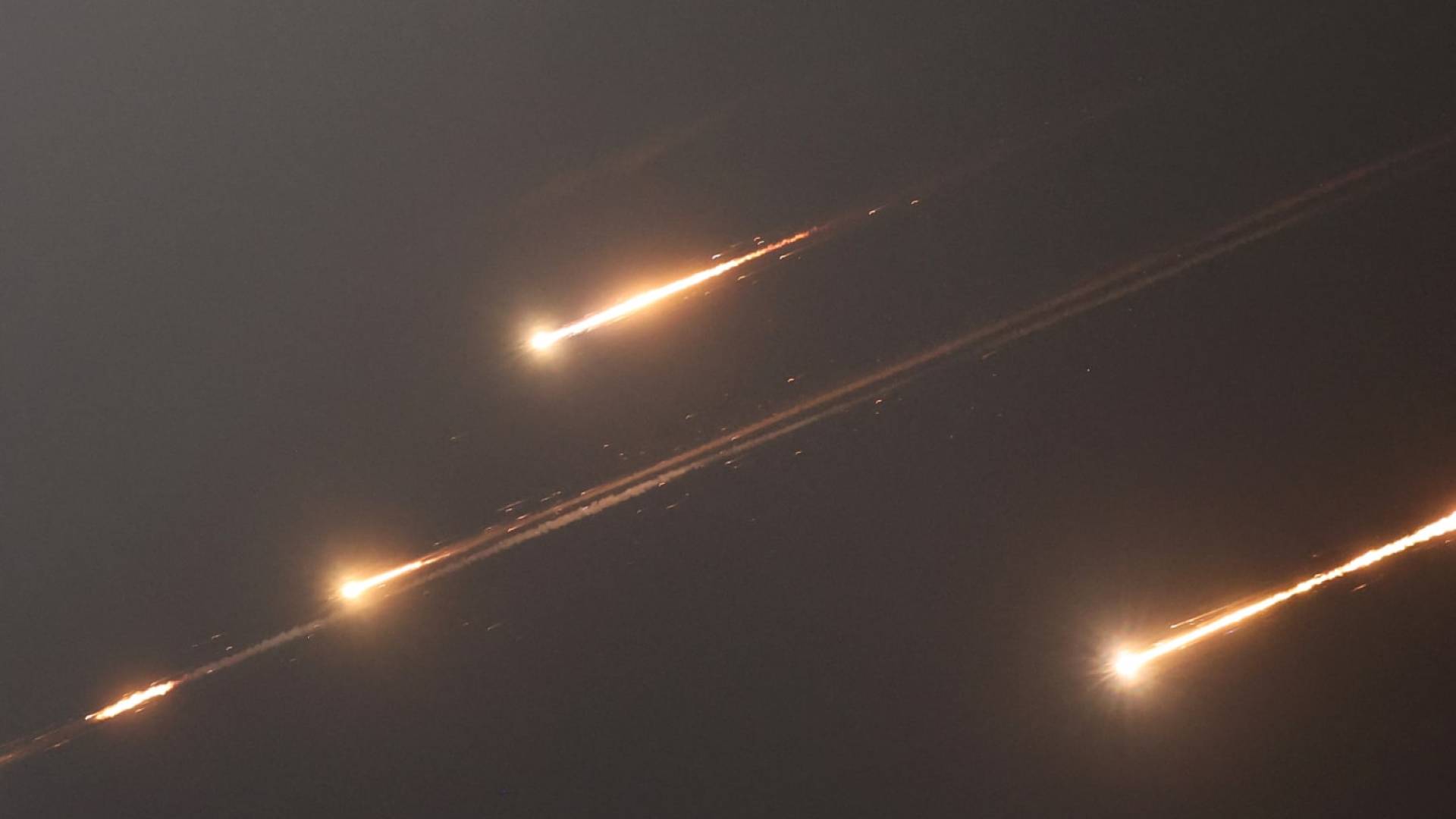 صورة حول : الإمارات تتصدى لموجة صاروخية جديدة الإمارات تتصدى لموجة صاروخية جديدة