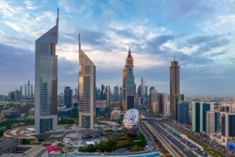 دوي 3 انفجارات كبيرة يهز إمارة دبي وسط موجة صاروخية