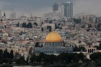 انفجارات وصفارات إنذار تهز القدس ورام الله إثر موجة صاروخية إيرانية