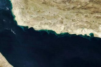 مضيق هرمز يغلق أمام ناقلات النفط بسبب تصعيد عسكري خطير