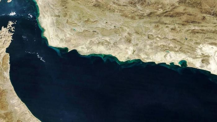 مضيق هرمز يغلق أمام ناقلات النفط بسبب تصعيد عسكري خطير