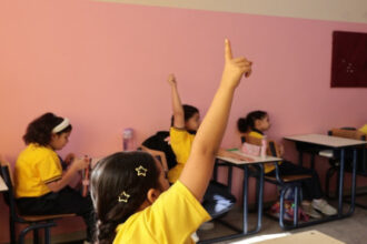 نحو نصف مليون طالب يعودون إلى مدارسهم الأحد