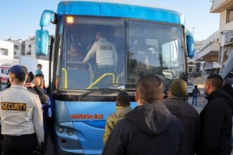 تحرك حافلة فلسطينية تحمل مرضى من خان يونس إلى معبر رفح لتلقي العلاج في مصر