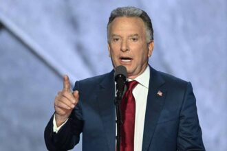 مبعوث أمريكي يزور تل أبيب في توقيت حساس: محادثات حول خطة ترمب لإنهاء حرب غزة وملف إيران