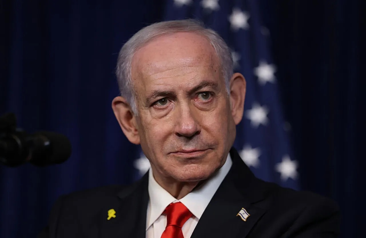 نتنياهو في قلب محاكمته: بين التهم بالرشوة والدفاع عن نفسه في محكمة تل أبيب