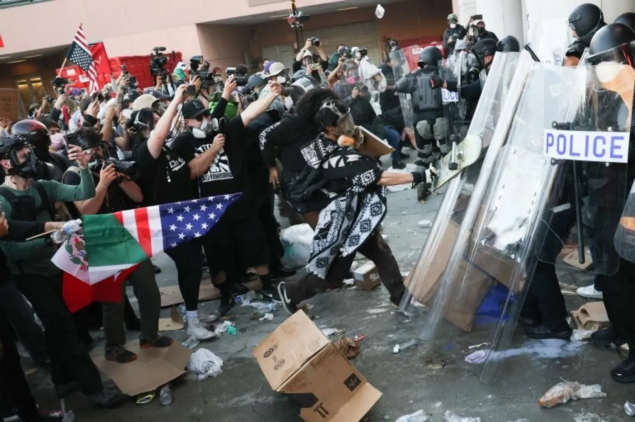 مظاهرات واسعة في الولايات المتحدة ضد وكالة الهجرة وسط توترات واحتجاز صحفيين