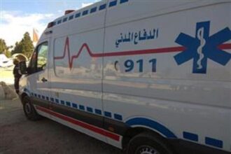 تدهور شاحنة على "نزول صافوط" يتسبب بأزمة سير خانقة.. والأجهزة المعنية في الموقع